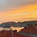 Sunset Over The Dubrovnik's Old Town דירה דוברובניק
