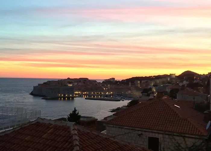 Sunset Over The Dubrovnik's Old Town شقة دوبروفينك