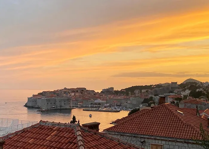 Sunset Over The Dubrovnik's Old Town شقة دوبروفينك